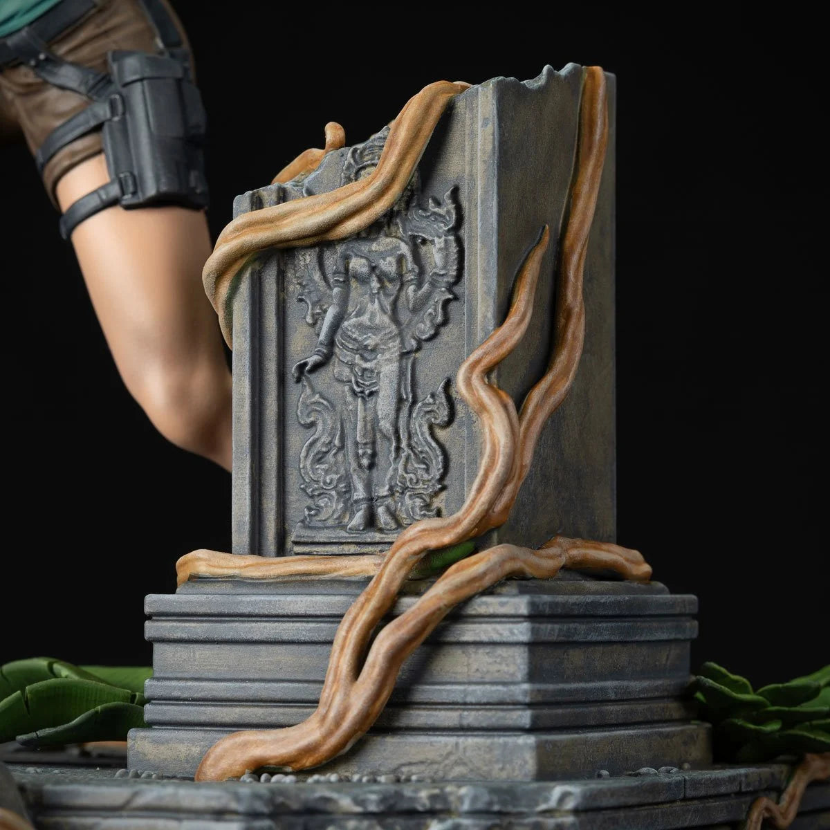 Dark Horse – Lara Croft Statue
