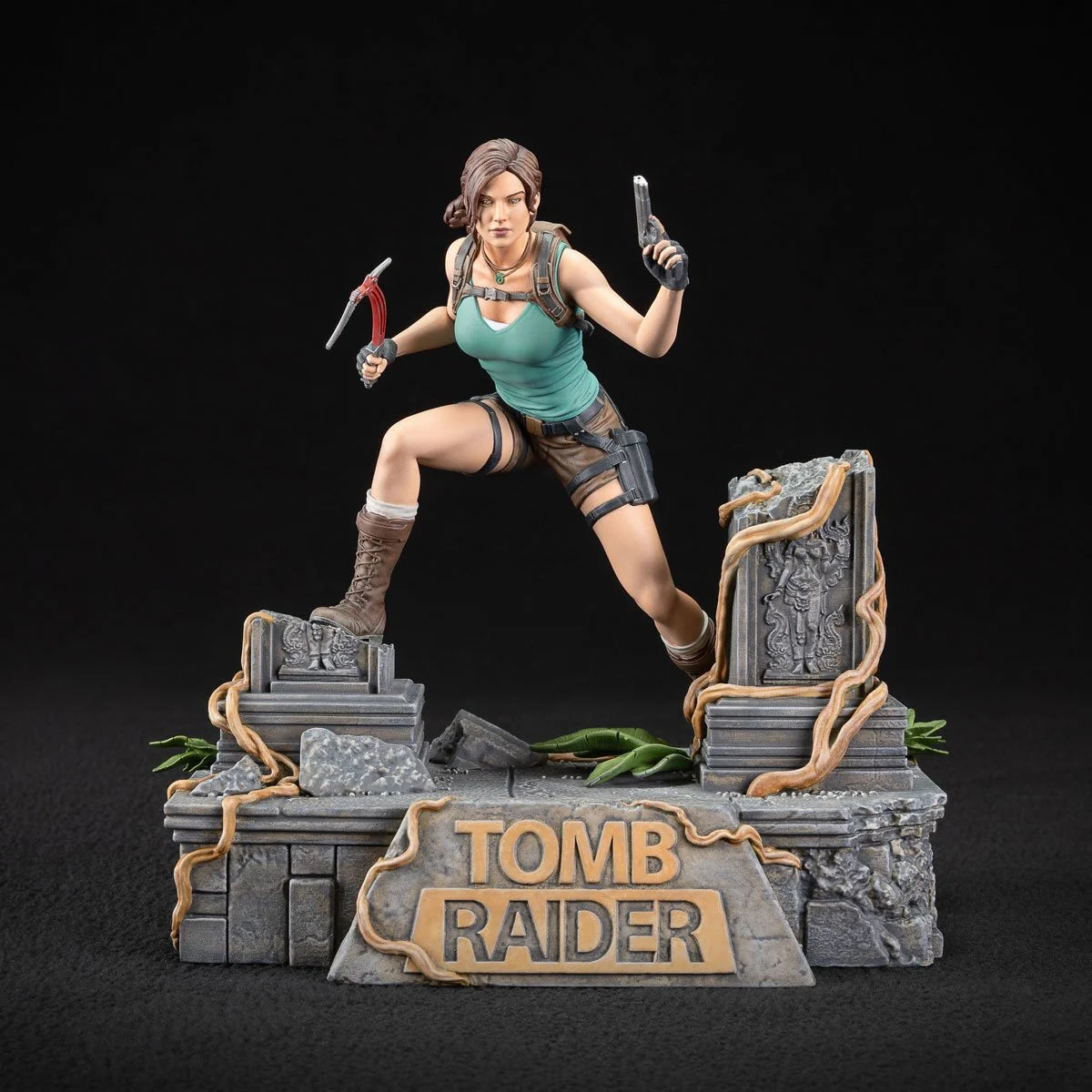 Dark Horse – Lara Croft Statue