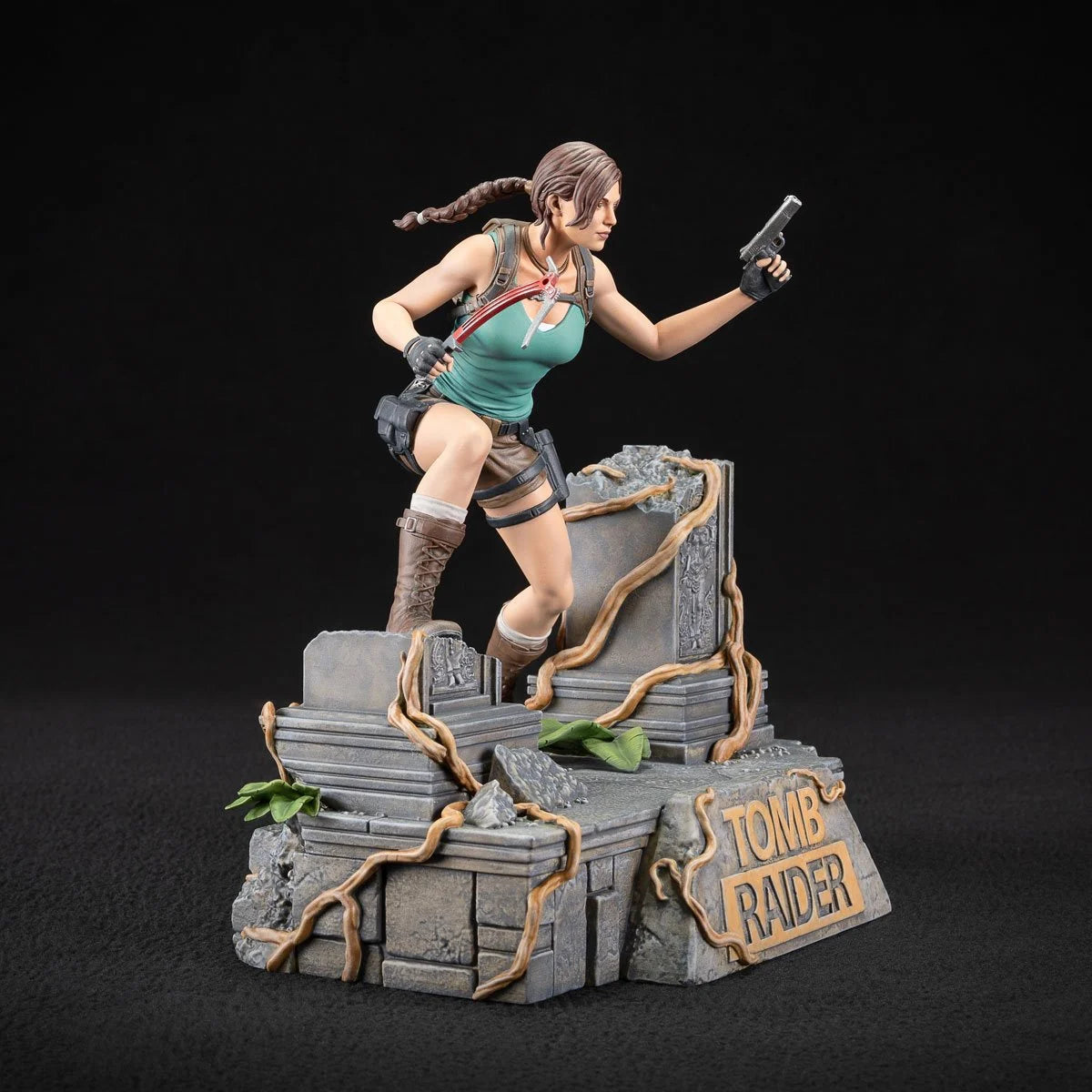 Dark Horse – Lara Croft Statue