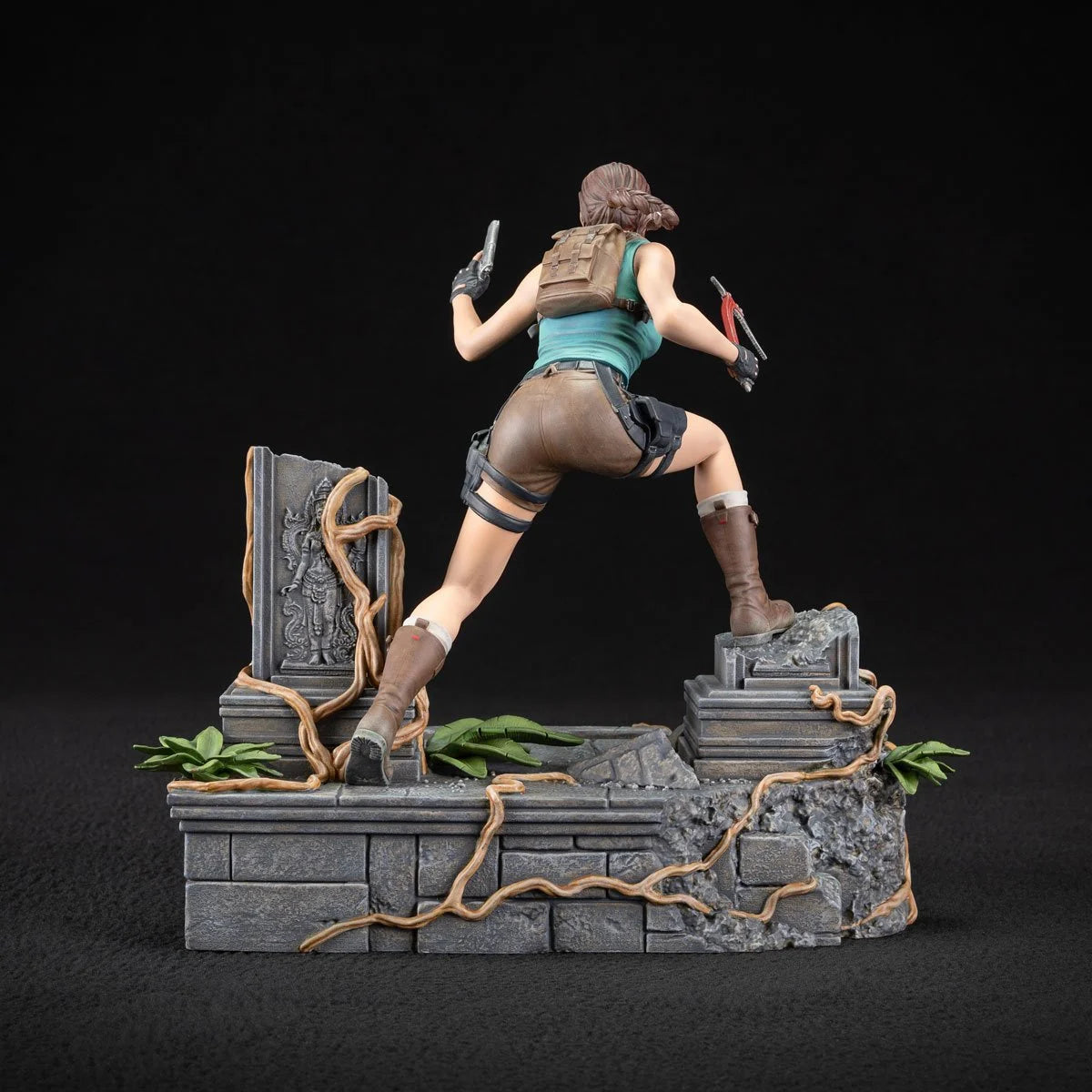 Dark Horse – Lara Croft Statue