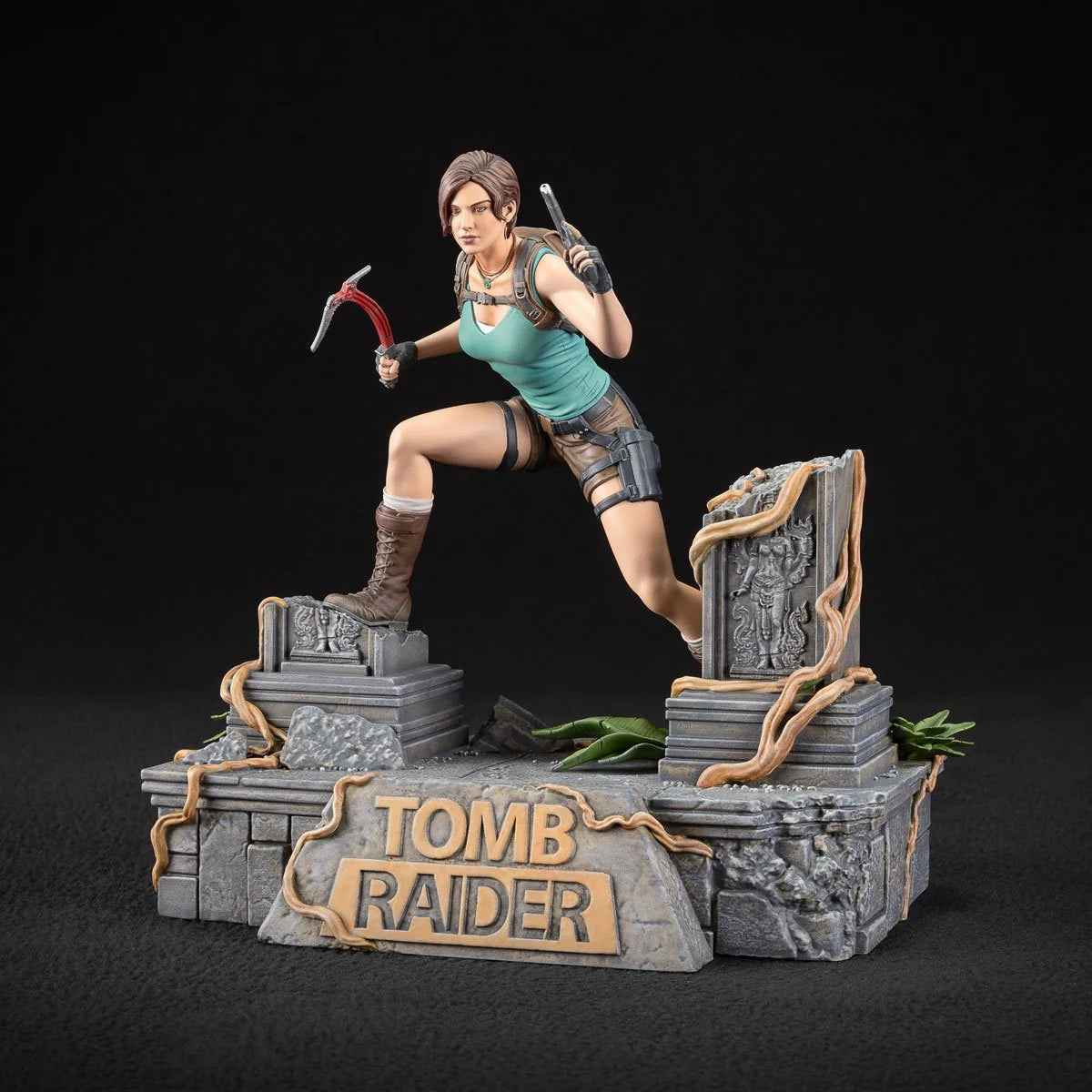 Dark Horse – Lara Croft Statue