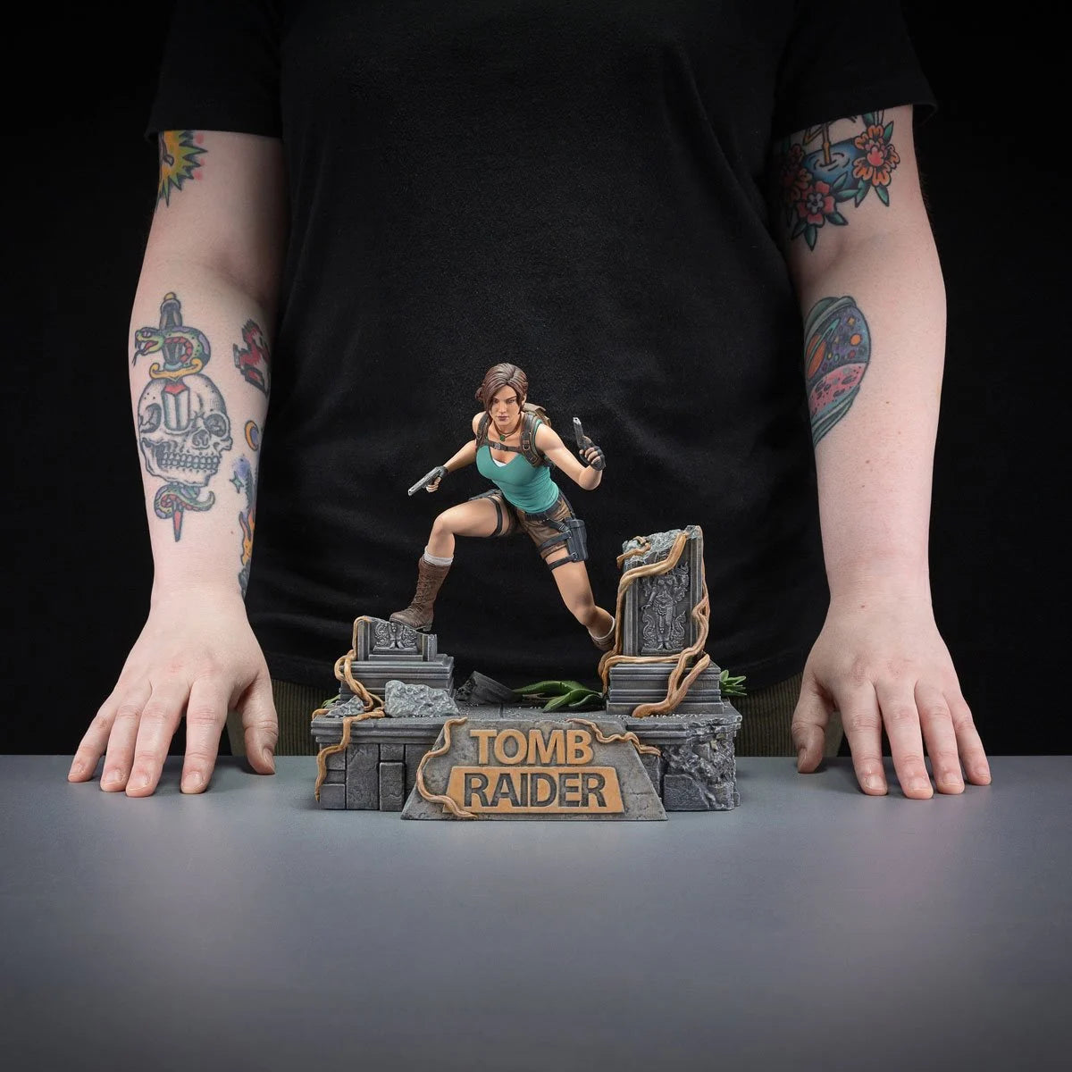 Dark Horse – Lara Croft Statue
