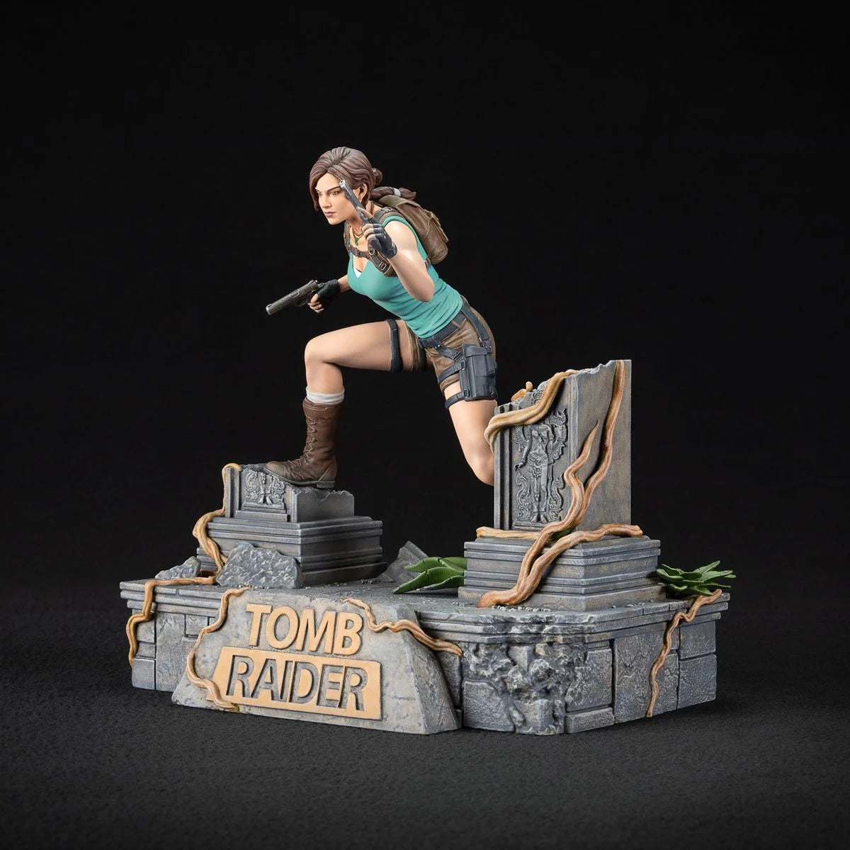 Dark Horse – Lara Croft Statue