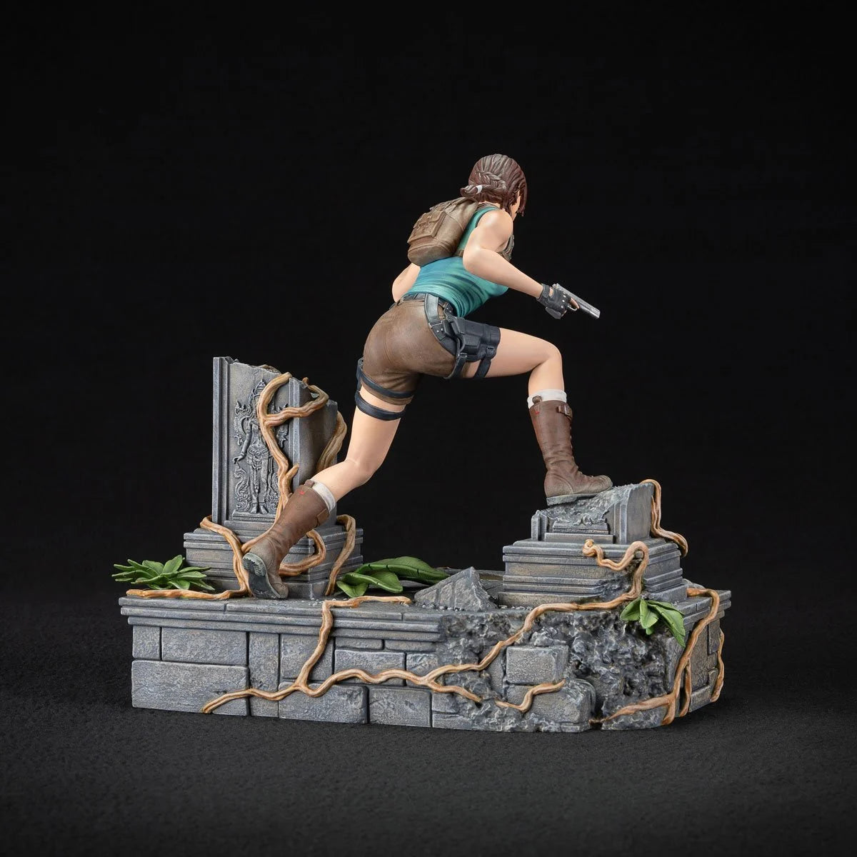 Dark Horse – Lara Croft Statue