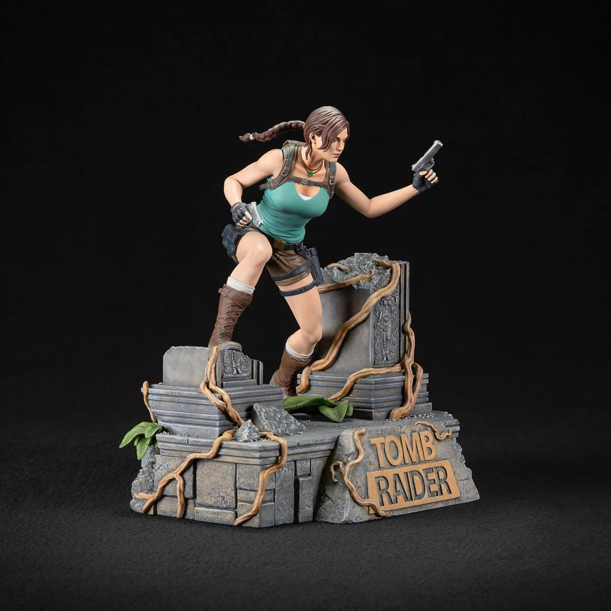 Dark Horse – Lara Croft Statue
