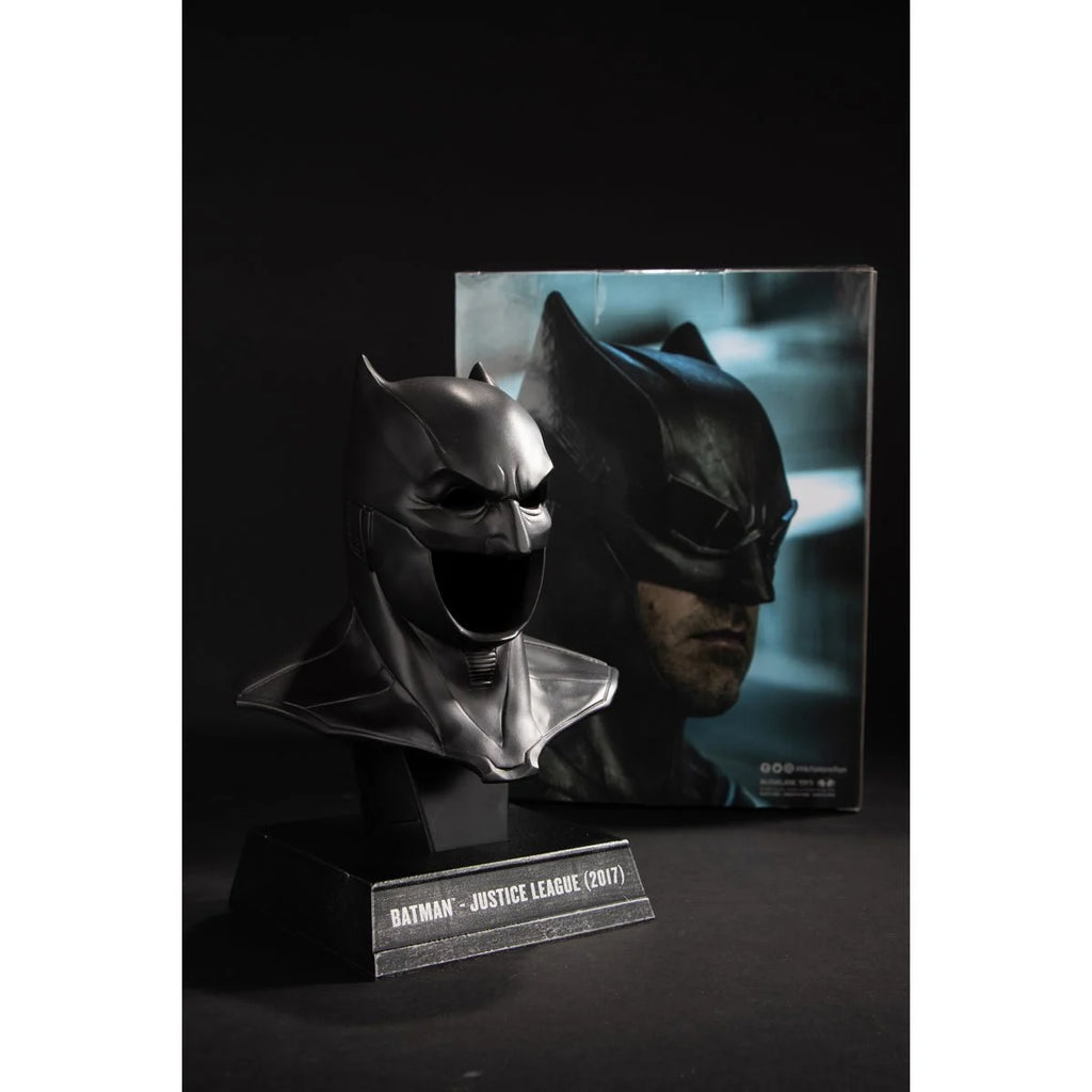 DC Direct – Batman (Justice League) 1:3 Scale Cowl Prop Replica